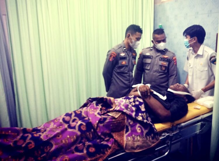 Seorang pengunjung terjatuh di parkiran Pantai Carocok Painan dan dinyatakan meninggal dunia saat dibawa ke RSUD.