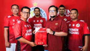 Delvi Adri dan jajaran pelatih Semen Padang FC. Usai laga ujicoba, manajemen berencana evaluasi pelatih.
