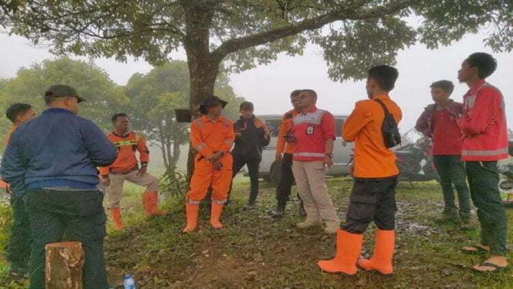 Tim gabungan dari Pemkab Agam bakal mencari korban hilng kontak saat terbang paralayang, Sabtu (7/5/2022). (Antara/HO-BPBD Agam)
