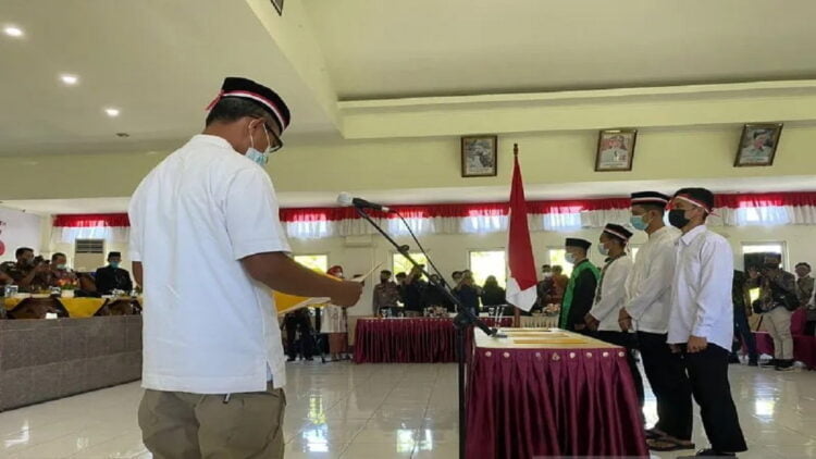Pelaksanaan pencabutan baiat anggota NII Sumatera Barat di Aula Kantor Bupati Kabupaten Limapuluh Kota, Kamis (12/5/2022). (Antara/Akmal Saputra)