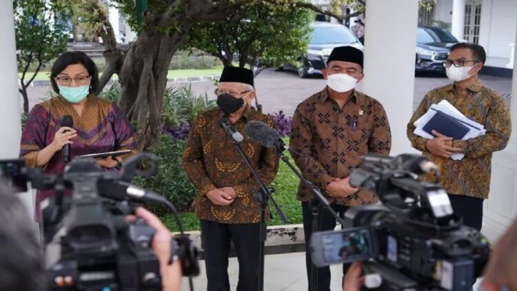 Menteri Koordinator Bidang Pembangunan Manusia dan Kebudayaan (Menko PMK) Muhadjir Effendy (dua dari kanan) saat berkunjung ke Kantor Wakil Presiden di Kebon Sirih, Jakarta Pusat, Kamis (12/5/2022). (FOTO ANTARA/HO-Kemenko PMK)