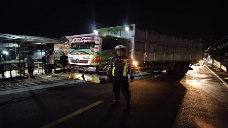 Petugas polisi tampak mengatur lalulintas di sekitar lokasi kecelakaan truk di Tanahdatar. (IST)