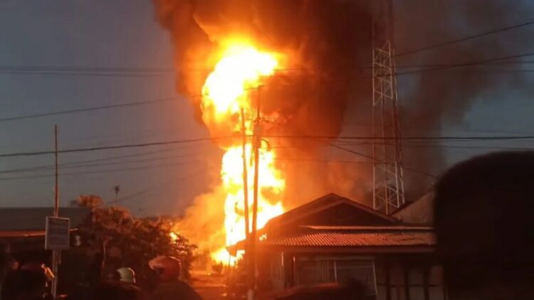 Kondisi kebakaran di pangkalan minyak tanah dan elpiji di Pasar Usang, Kecamatan Batang Anai, Kabupaten Padang Pariaman. (ANTARA/Iggoy el Fitra)