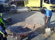 Tak ada Respons dari Pemda, Polisi Bersama Warga Timbun Jalan Berlubang di Simpang Tanjuang Alam Agam