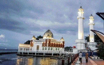 Pemerintah Kabupaten Pesisir Selatan, Sumatera Barat menegaskan tidak ada pungutan bagi wisatawan yang masuk ke area Masjid Terapung di Kawasan Pantai Carocok Painan, daerah itu.