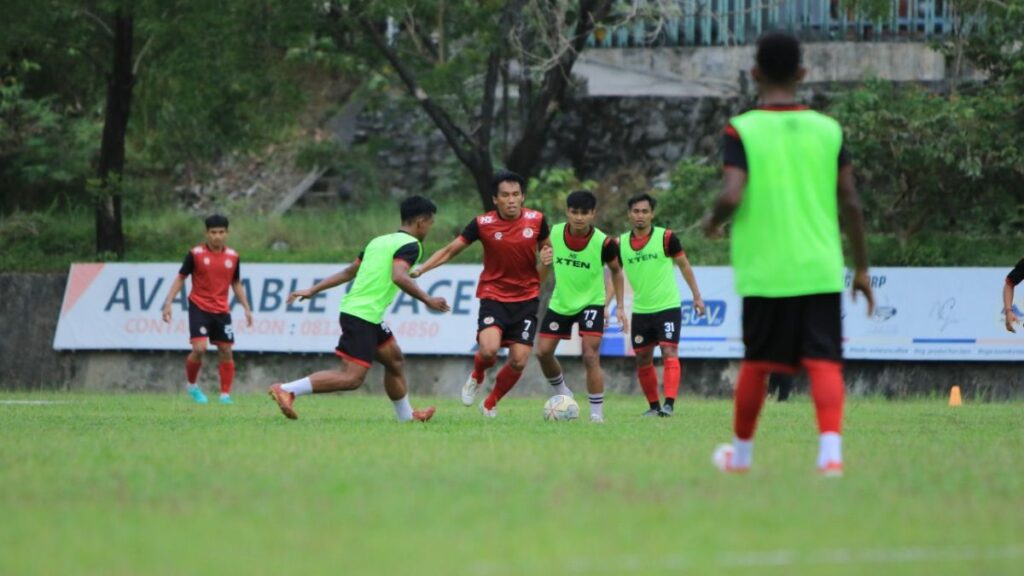 Pemain Semen Padang FC saat latihan di lapangan mess Indaruang.