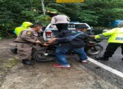 Rem Blong, Mobil Toyota Kijang Seruduk Dua Motor di Jalan Raya Padang-Solok