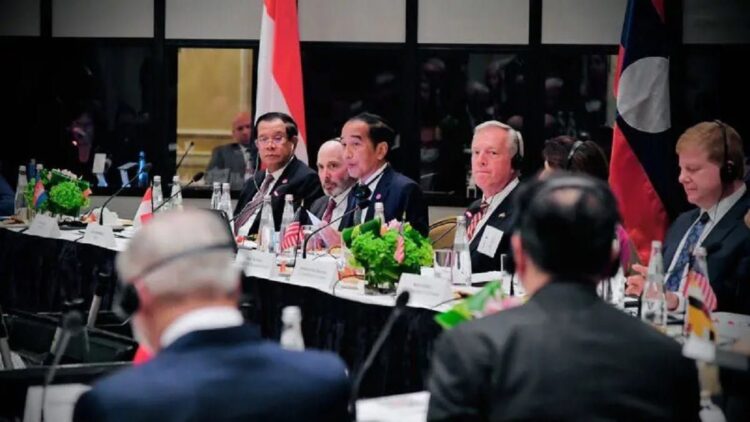 Presiden Joko Widodo menghadiri pertemuan dengan para pengusaha (CEO) Amerika Serikat (AS) di Intercontinental the Willard Hotel, Washington DC, Kamis (12/5/2022) waktu setempat. (ANTARA/HO-Biro Pers Sekretariat Presiden/Laily Rachev)