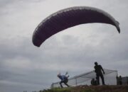 Penerbang Paralayang Asal Pekanbaru Hilang Kontak usai Terbang dari Puncak Lawang Agam