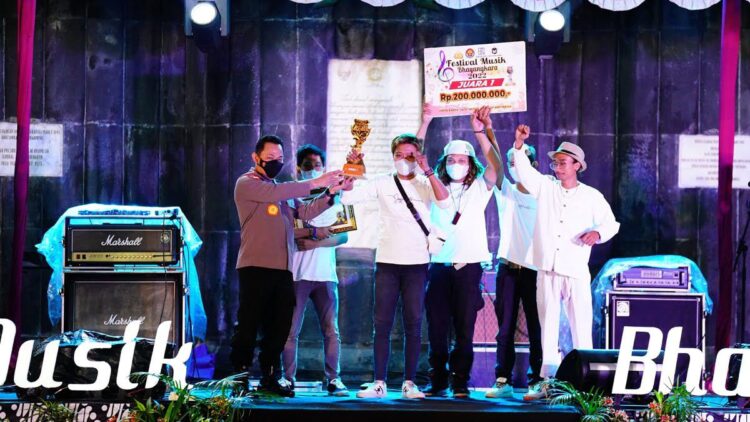 Kapolri menyerahkan hadiah untuk juara 1 Festival Musik Jalanan yang digelar oleh Mabes Polri.