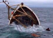Perahu Angkut 10 Orang Karam di Perairan Pessel