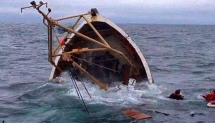 Perahu Nelayan Terbalik di Muara Ampiang Parak, 10 Selamat dan Seorang masih Hilang