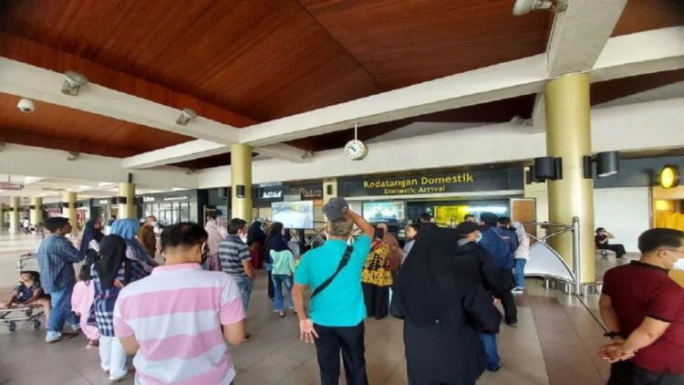 Warga menunggu kedatangan pemudik di pintu kedatangan Bandara Internasional Minangkabau di Padang Pariaman (Antara/Ikhwan Wahyudi)