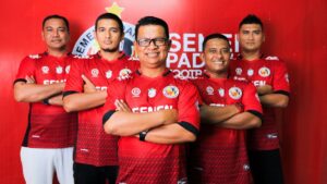 Delfiadri dan jajaran pelatih Semen Padang FC. (dok. MO Semen Padang FC)