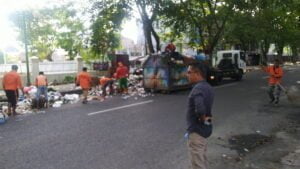 Petugas dari DLH Kota Padang memberikan sampah yang ada di jalan kawasan objek wisata. (Dok. DLH Padang)