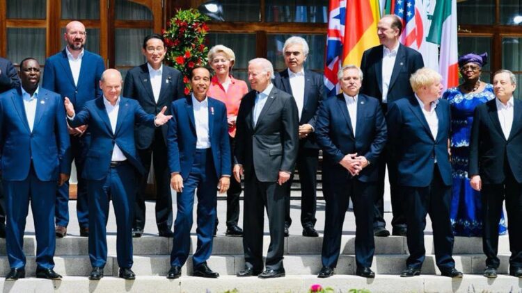 Presiden Jokowi di sela-sela foto bersama pemimpin negara saat KTT G7 di Jerman. (net)