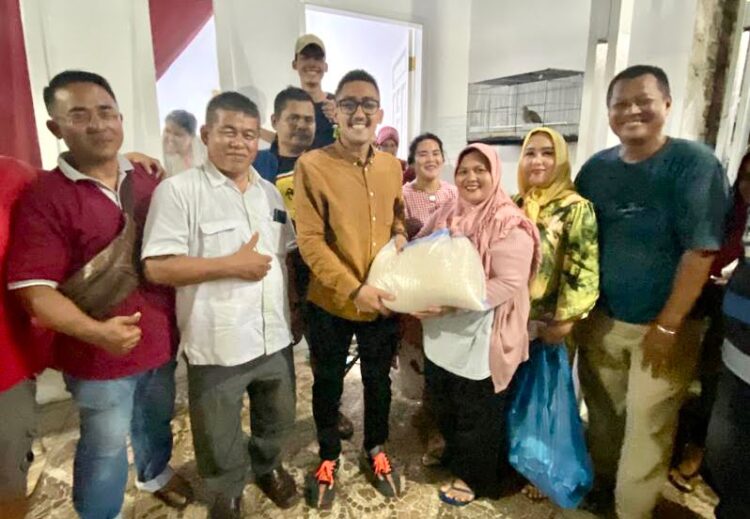 Pengusaha muda Kota Padang Rachmad Wijaya membagikan beras dan sembako untuk warga Rawang Mata Air, Kecamatan Padang Selatan.