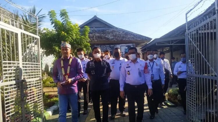 Wamenkumham Edward Omar Sharif Hiariej meninjau Lapas Kelas II-A Jember yang sudah overload, Kamis (2/6/2022) ANTARA/Zumrotun Solichah