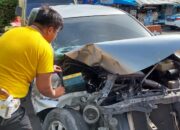 Tabrak Truk Fuso di Padang, Sopir Avanza Terjepit