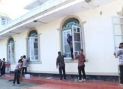 Melalui Kegiatan Bhakti Religi, Ratusan Polisi di Bukittinggi Bersihkan Masjid Jami’ Birugo