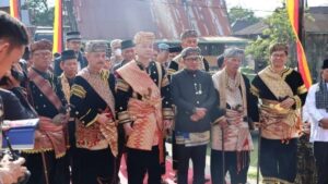 Kapolda Sumbar Irjen Pol Teddy Minahasa Putra (TMP) saat akan menerima gelar kehormatan adat di Kabupaten Tanahdatar, Sumatera Barat.