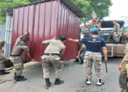 Bikin Resah Pengguna Jalan, Lapak PKL di Jalan Aru Diangkut Satpol PP Padang