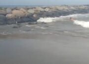 Terseret Arus dan Nyaris Tenggelam, Tiga Bocah Berhasil Diselamatkan saat Berenang di Pantai Padang