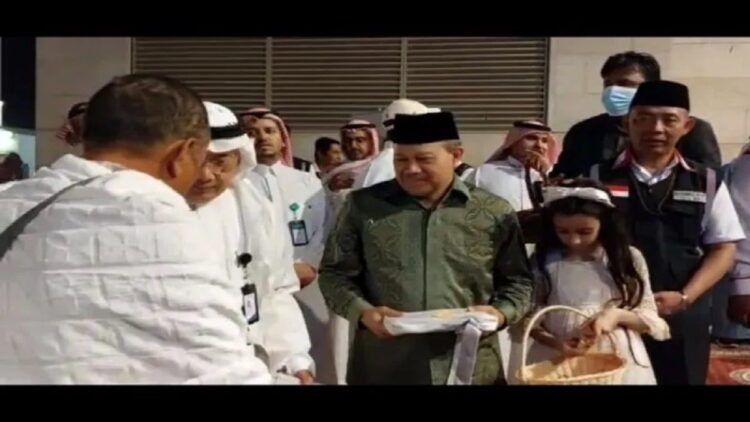 Konjen RI di Jeddah Eko Hartono (baju hijau) menyambut kedatangan jamaah haji Embarkasi Solo (SOC1) dari Madinah di Mekkah, Arab Saudi, Minggu (12/6/2022). (ANTARA/HO MCH Kemenag)