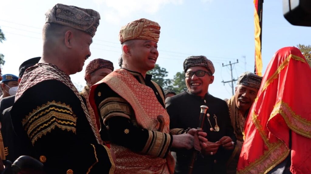 Irjen Pol Teddy Minahasa Putra saat menerima gelar Sangsako adat di Tanah Datar.