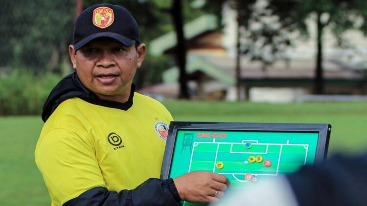Pelatih Semen Padang FC Delfiadri. Saat ini, Semen Padang FC berlaga di Liga 2.