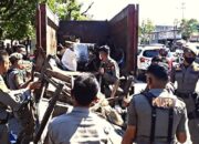 Satpol PP Padang Tertibkan Barang PKL yang Tertinggal Diatas Fasum