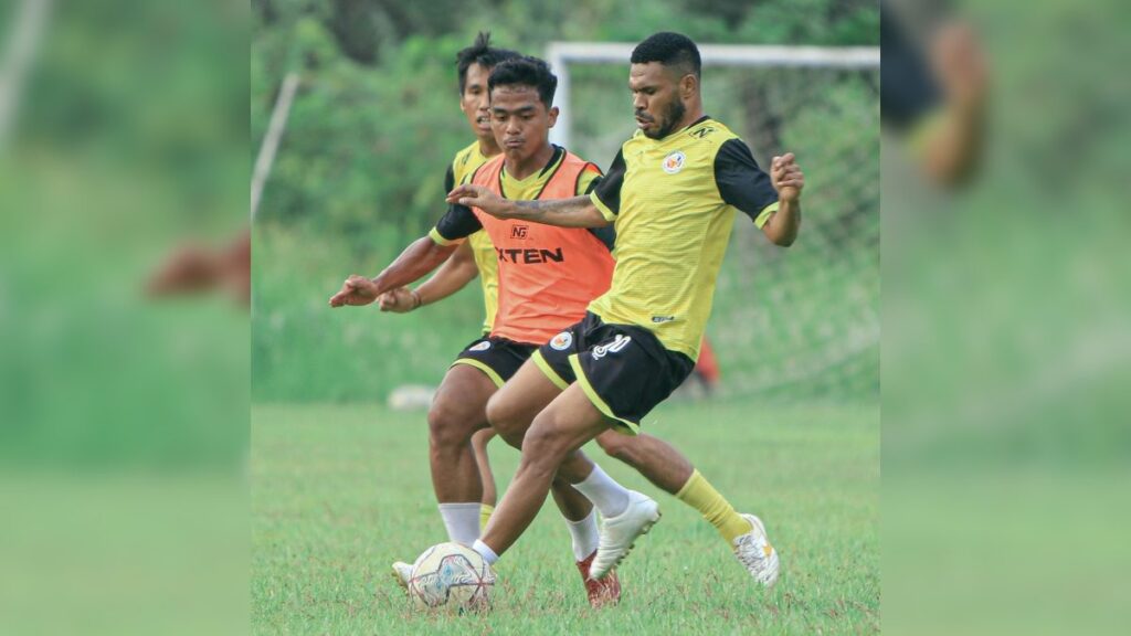 Vendry Mofu saat latihan bersama rekannya di Lapangan Mess Indaruang.