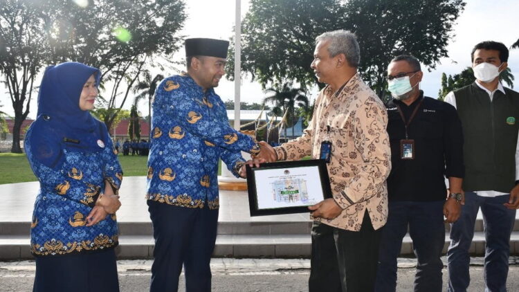 Wagub Sumbar Serahkan Piagam PROPER Hijau Tahun 2021 dari Kementerian LHK ke Semen Padang.