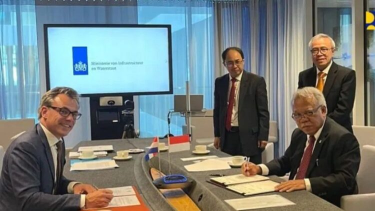 Menteri Pekerjaan Umum dan Perumahan Rakyat (PUPR) Basuki Hadimuljono dan Menteri Infrastruktur dan Sumber Daya Air Kerajaan Belanda Mark Harbers menekan nota kesepahaman untuk kerja sama sumber daya air tahap 5. (ANTARA/HO-Kementerian PUPR)