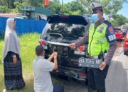 Terjaring Razia di Batas Kota Padang, Pengendara Mobil Ini Ganti Sendiri Pelat Nomor Modifikasi