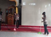 Rangkaian Hari Bhayangkara ke 76, Anggota Ditlantas Polda Sumbar Bersih-bersih Masjid
