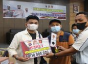 Polda Sumbar Serahkan Hadiah untuk Pemenang Pertandingan Domino Hari Bhayangkara ke 76