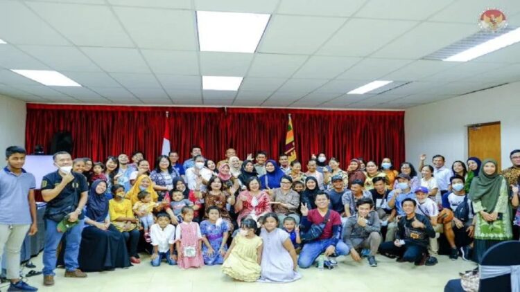 Duta Besar RI untuk Sri Lanka Dewi Gustina Tobing bersama para staf KBRI Kolombo dan WNI di Sri Lanka. (ANTARA/HO-KBRI Kolombo)