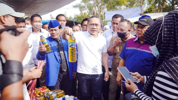 Menteri Perdagangan, Zulkifli Hasan saat melakukan sidak ke salah satu pasar. (net)