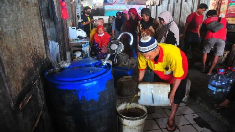 Warga antre membeli minyak goreng curah di Pasar Bitingan, Kudus, Jawa Tengah, Selasa (31/5/2022). ANT ARA FOTO/Yusuf Nugroho/tom. (ANTARA FOTO/YUSUF NUGROHO)