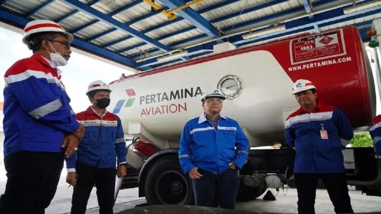 Executive General Manager Pertamina Patra Niaga Regional Sumbagsel, Rama Suhut didampingi tim manajemen melakukan Management Walkthrough (MWT) ke Fuel Terminal (FT) Jambi dan Depot Pengisian Pesawat Udara (DPPU) Sultan Thaha, Jambi. (ANTARA/HO/Pertamian Sumbagsel)