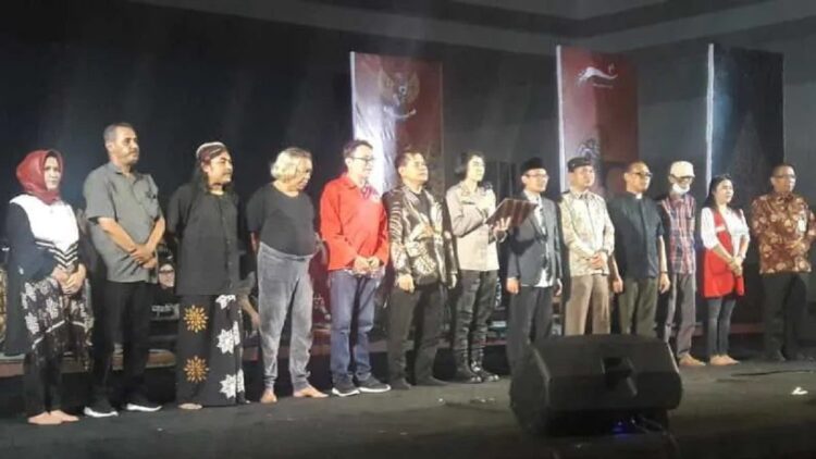 Para tokoh agama dan tokoh masyarakat melakukan deklarasi damai dipimpin oleh Kapolres Magelang Kota AKBP Yolanda Evalyn Sebayang pada acara Pelangi Cinta Nusantara di Kota Magelang, Selasa (31/5/2022) malam. ANTARA/Heru Suyitno
