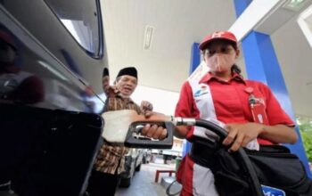 Petugas SPBU mengisi BBM bersubsidi kepada pelanggan. (ANTARA)