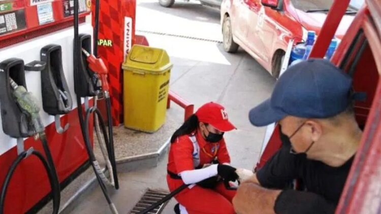 Ilustrasi petugas SPBU mengisi BBM bersubsidi jenis Pertalite kepada kendaraan pribadi. (ANTARA/HO-Pertamina)