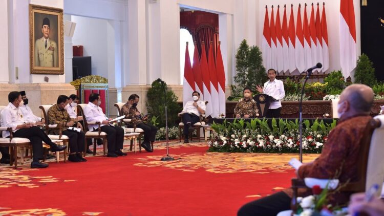 Presiden Jokowi memimpin Sidang Kabinet Paripurna mengenai Antisipasi Krisis Pangan dan Energi, di Istana Negara, Jakarta, Senin (20/06/2022). (Foto: Humas Setkab/Agung)