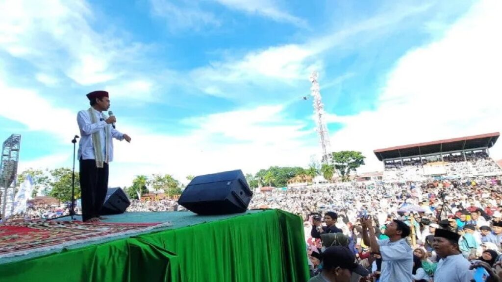 Ustad Abdul Somad sedang ceramah di depan ribuan jamaah tablig akbar di Youth Center atau GOR Rawang di Kota Pariaman, Sumbar. (ANTARA/Aadiaat MS)