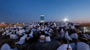 Sejumlah jamaah haji berkumpul di Gunung Rahmat untuk menjalani ibadah wukuf di Arafah. (Dok. REUTERS/Mohammed Salem)