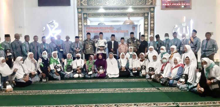 Sebanyak 49 orang calon jamaah haji asal Padang dilepas oleh Pemko Padang dan Kementerian Agama Kota Padang.