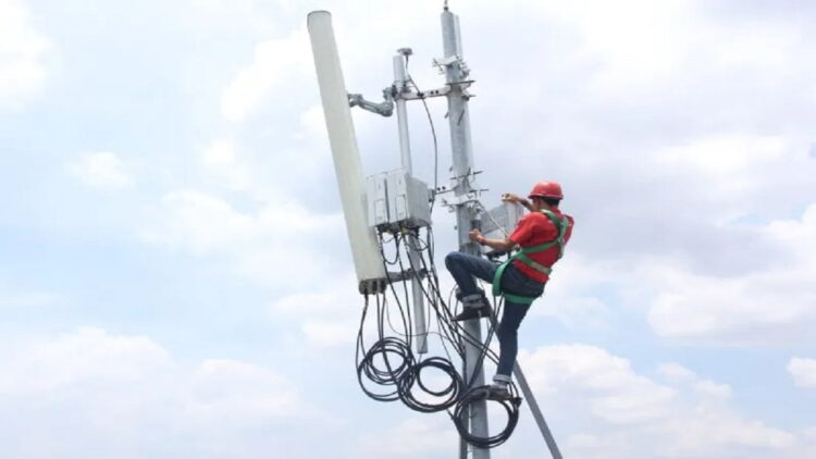 Teknisi Telkomsel melakukan pemeriksaan serta upgrading jaringan.