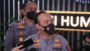 Irjen Pol Dedy Prasetyo saat memberi keterangan terkait polisi yang diperiksa dalam Tragedi Kanjuruhan